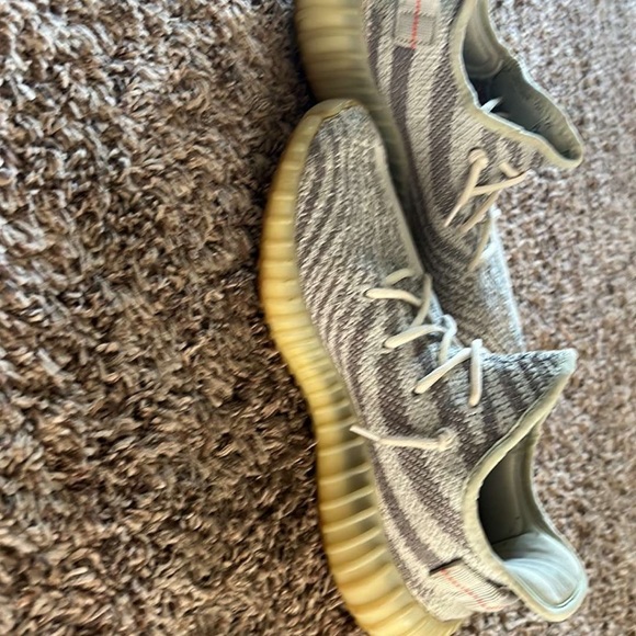 Yeezys 9.5 - Picture 3 of 6